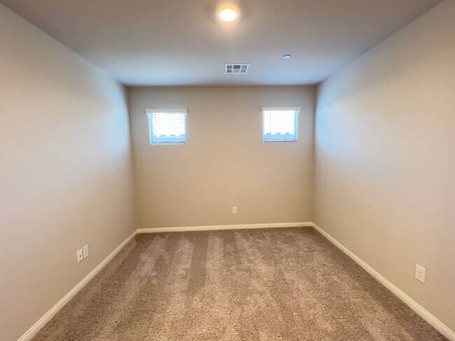 Building Photo - 4 bedroom, 2.5 bathroom home located in North West, Las Vegas