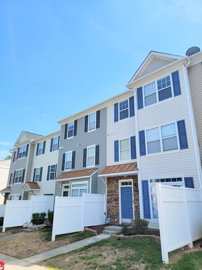 Building Photo - 2220 Valley Edge Dr
