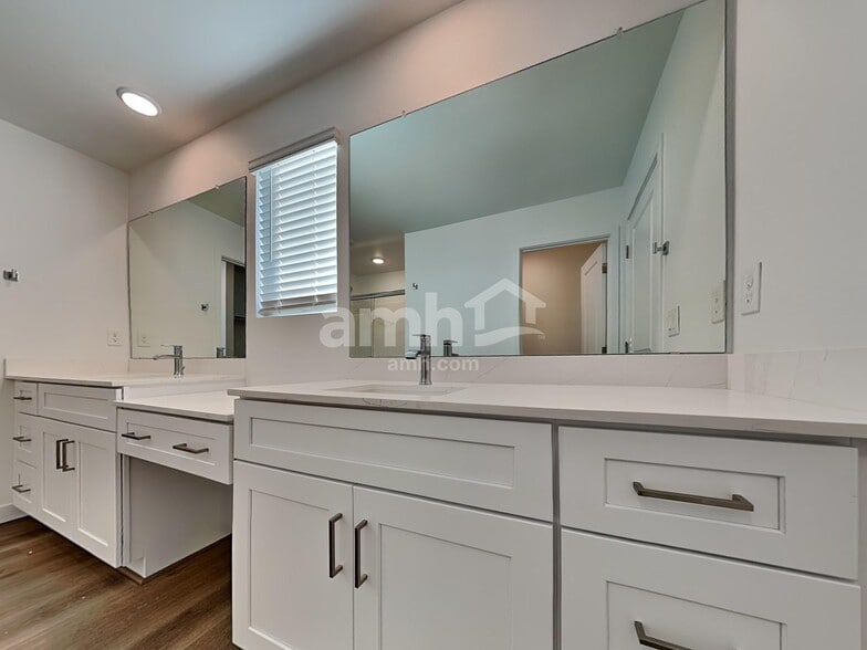 Building Photo - 18458 W El Cortez Pl