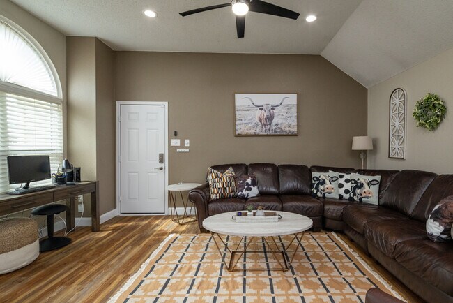 Building Photo - 3410 Los Alamos Ln