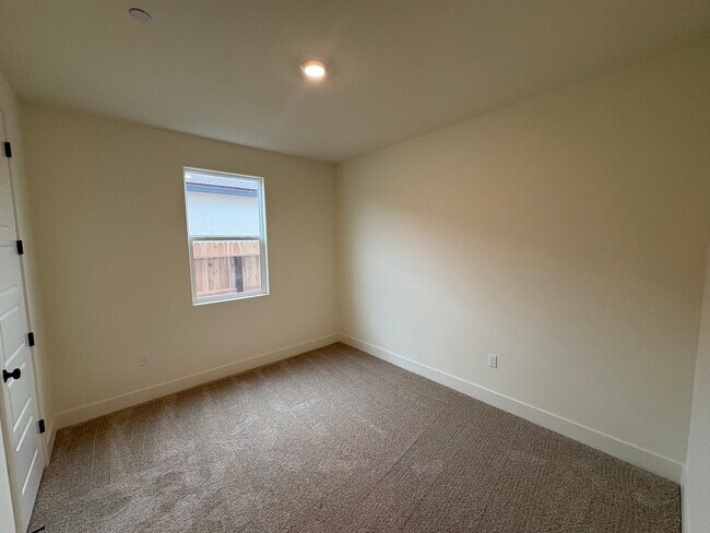 Building Photo - NW Visalia Home Rent Ready! Walking distance to Oak Grove