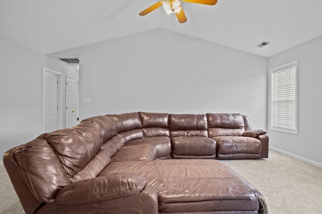 Building Photo - 3bed/2bath Located Right on Campbells Campus!