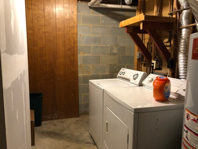 Building Photo - 206 Oleander Rd