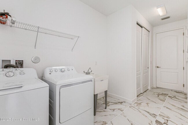 Building Photo - 2490 Treasure Cay Ln