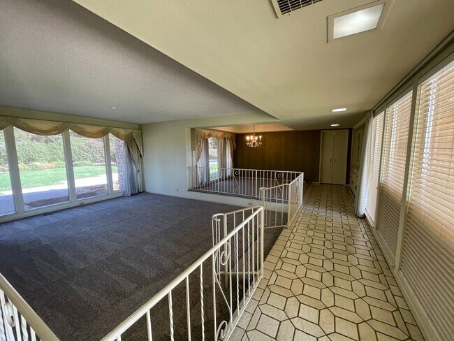 Building Photo - Custom home located next to Oakdale Country Club!