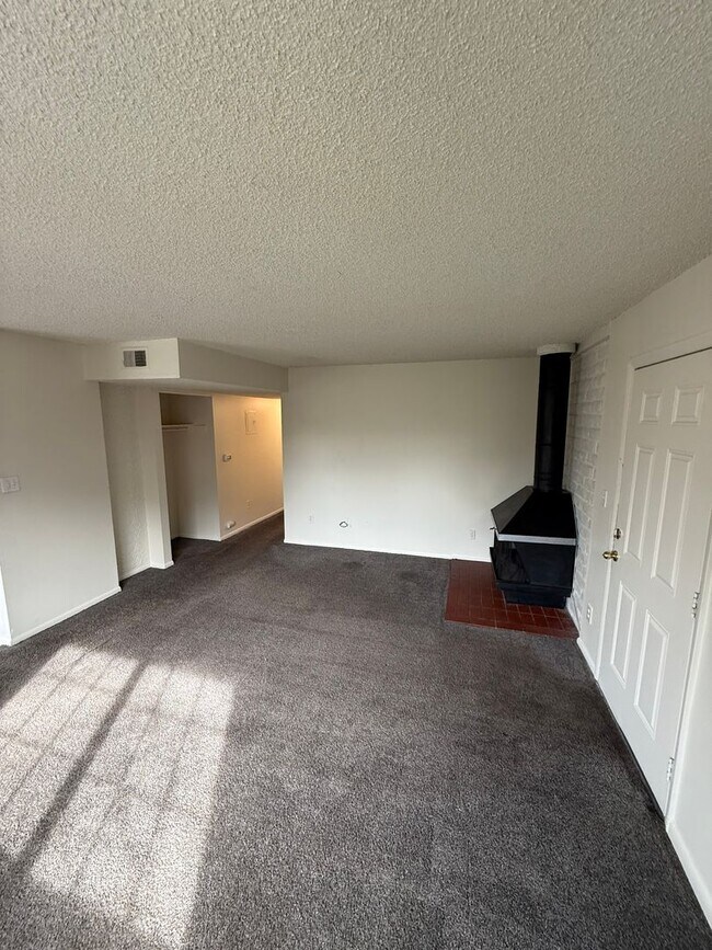 Building Photo - Spacious 3 Bedroom 2 Bathroom Condo in East Denver!