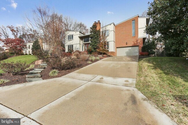 Building Photo - 9801 Clydesdale St