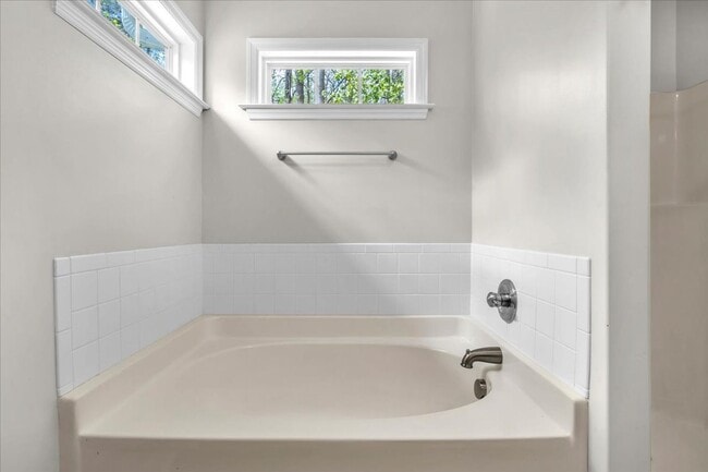 Building Photo - 3 Bedroom 2.5 Bathroom Home