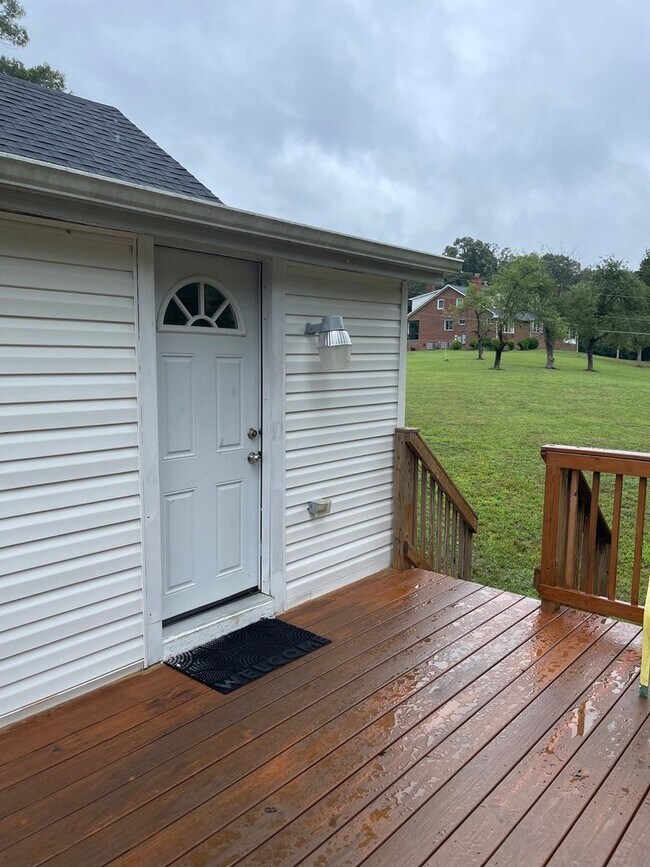 Building Photo - Spacious 1 Bedroom & den, 1 bath in Brandy...