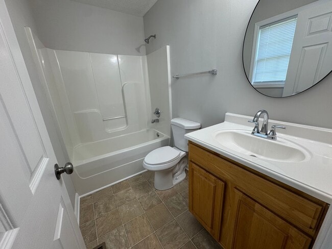 Building Photo - Newly Renovated 3BR 2BA home close to GM, ...