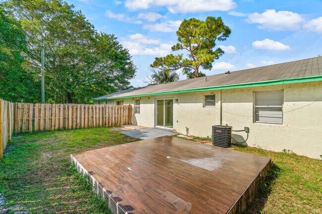 Building Photo - 4869 Gulfstream Rd