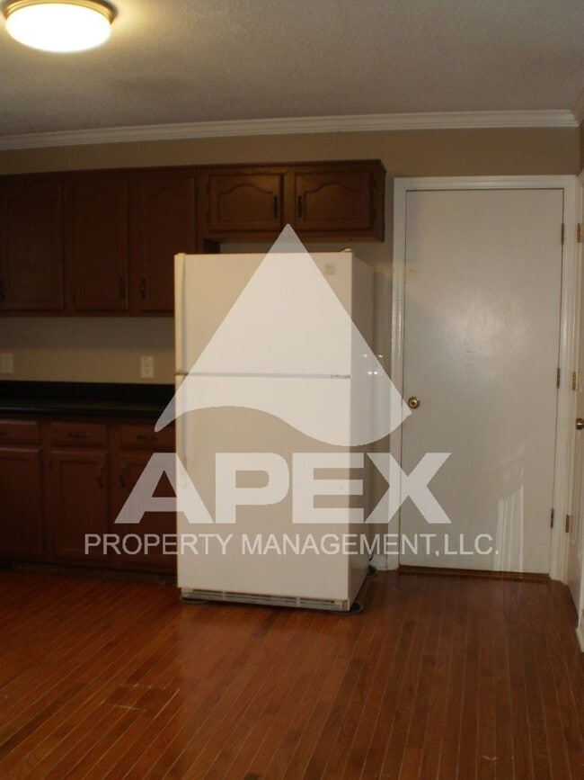 Building Photo - Spacious 3 Bd - 2.5 Ba  Cottage Style 2-St...