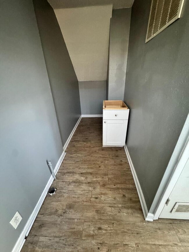 Building Photo - Section 8 Welcome 2 bed 1 bath duplex