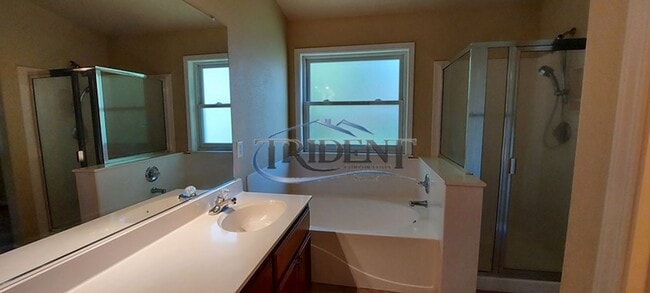 Building Photo - 4 bedroom, 2 bath house with open floor plan
