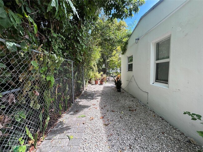 Building Photo - 110 NE 56th St