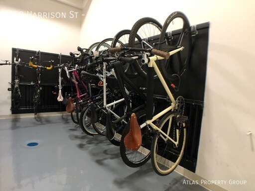 Building Photo - Cute Studio Downtown! 8 Weeks Free!!