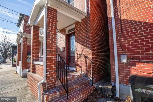 Building Photo - 106 S Maple Ave