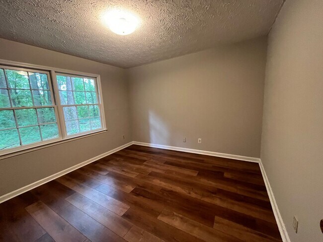 Building Photo - 686/688 Old Summerville Rd