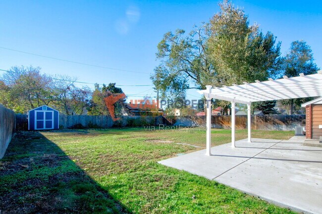 Building Photo - 860 Vics Rd