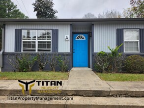 Building Photo - 2bed/2bath End-Unit Apartment with Fenced Yard