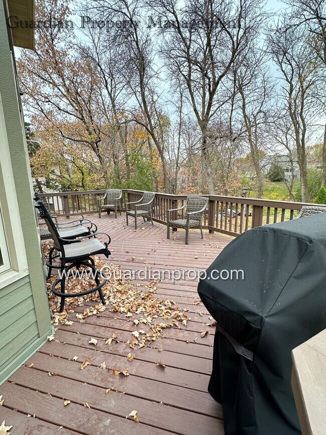 Building Photo - Well Maintained Prior Lake SFH, Large Deck, Fireplace, 2 Car Attached Garage