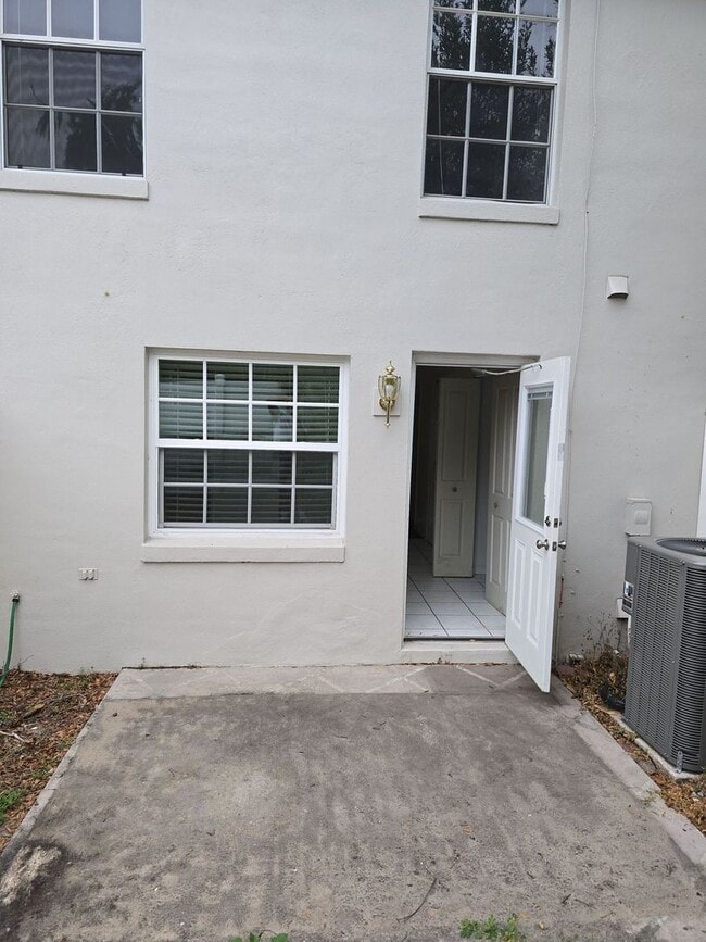 Building Photo - Charming 2 bedroom, 1.5 bathroom, 2 story ...