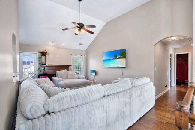 Building Photo - Welcome to Chinook Haven – Your Spacious Retreat Near Fort Campbell!