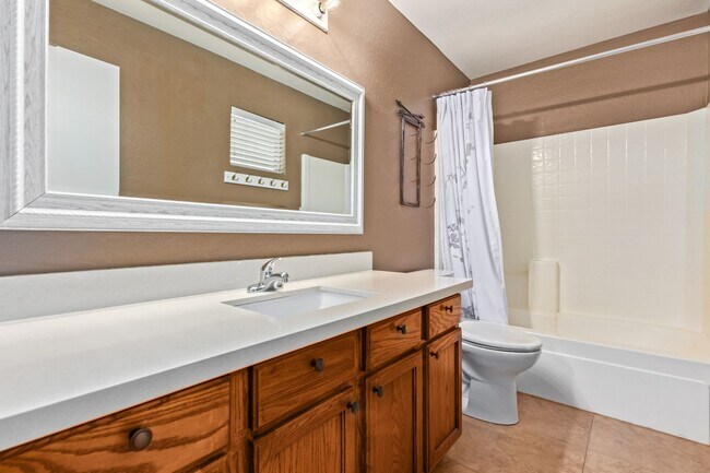 Building Photo - Stunning 3 Bed/2 Bath Home in Gated Commun...