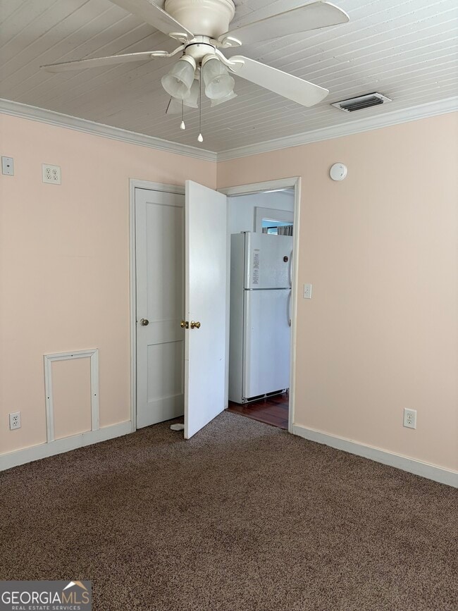 Building Photo - 102 W Grady Ave