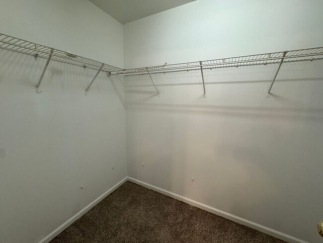 Building Photo - MOVE-IN READY! **Move-in Special** $250 of...