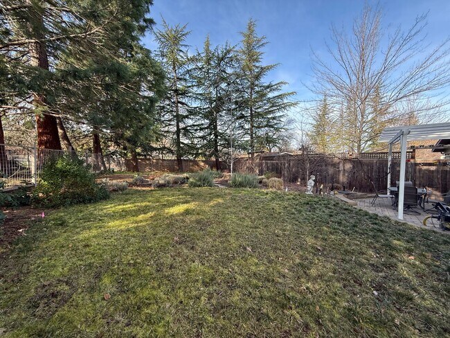 Building Photo - One bedroom/One Bath Apartment with outdoor space on quiet flag lot!  Available Now