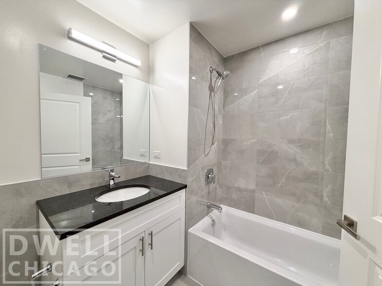 Building Photo - 938 W Carmen Ave