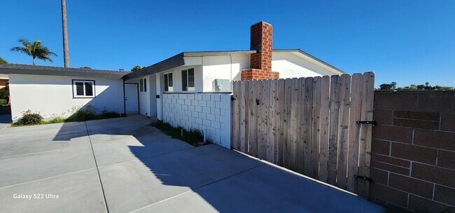 Building Photo - Freshly remodeled, 4 bedroom 2 bath house ...