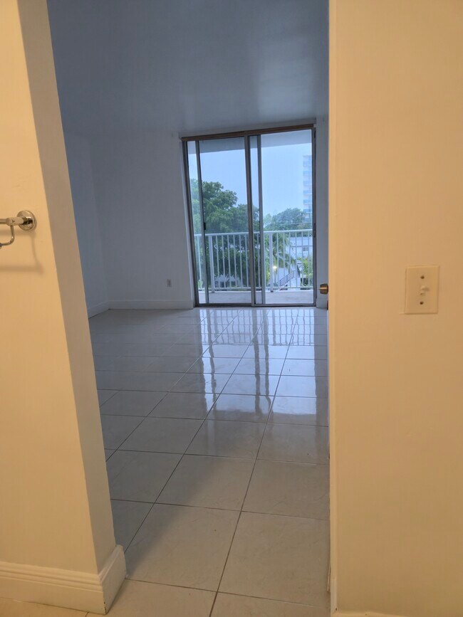 Building Photo - 1801 S Treasure Dr