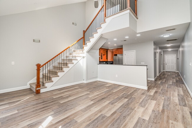 Building Photo - 360 S Elm St