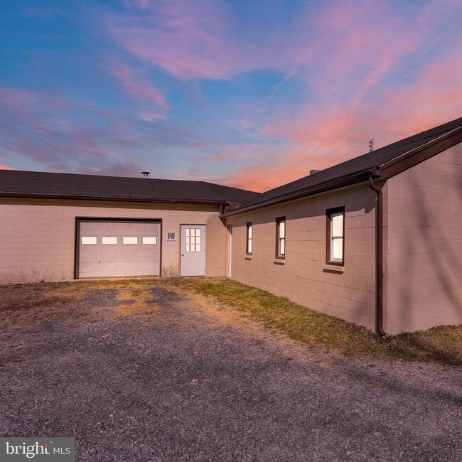 Building Photo - 392 5 Locks Rd