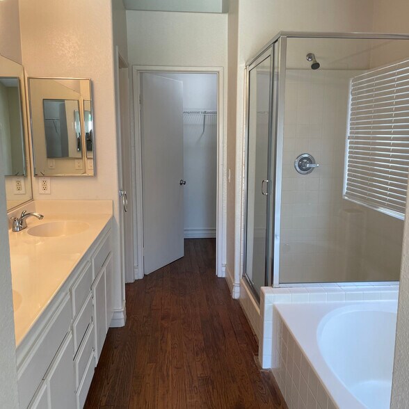 Master bath - 36155 Bergen St
