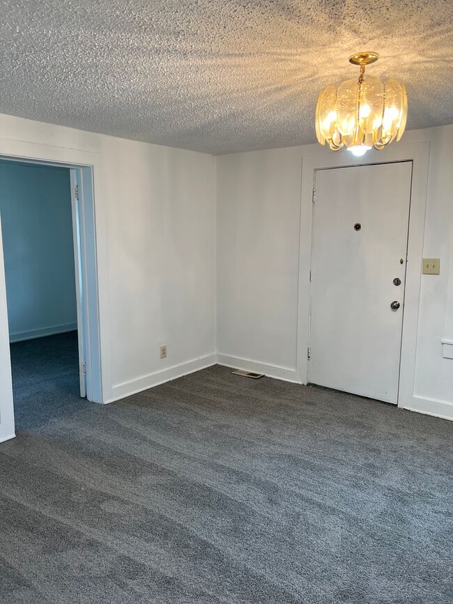 Building Photo - 3 Bedroom 1 Bath - $1,150