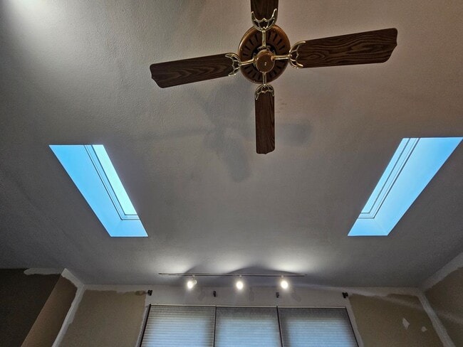 Building Photo - 3 bedroom 2 bath with additional lower lev...