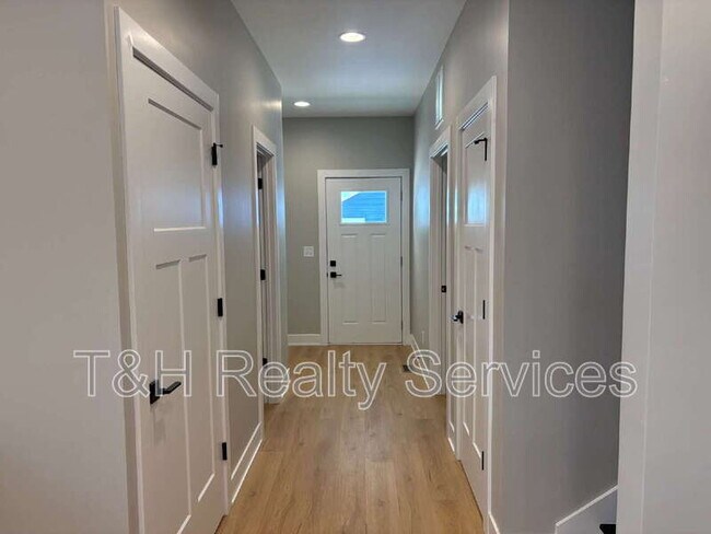 Building Photo - 621 W 39th St
