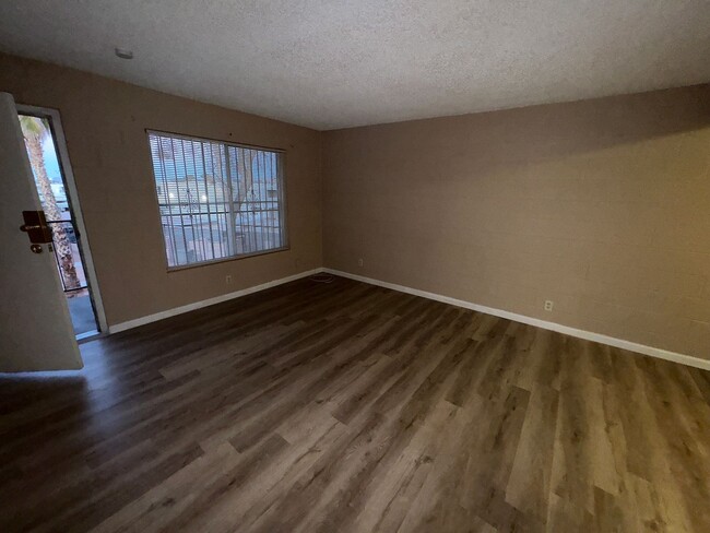 Building Photo - 1 Bedroom Condo close to the Strip and UNLV