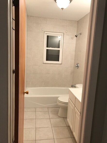 Full bath - 726 Meacham Ave