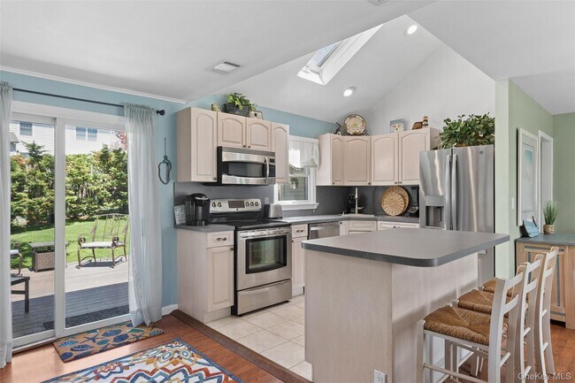 Building Photo - 1600 Captain Kidd Dr