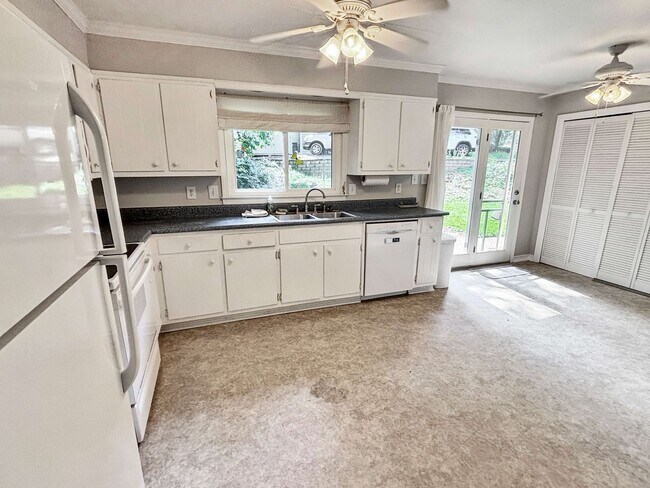 Building Photo - Charming 3 BR/2BA Townhome in Marietta!