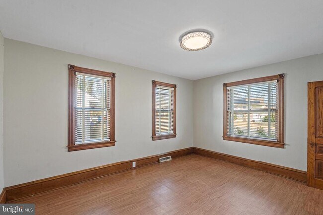 Building Photo - 923 N Main St