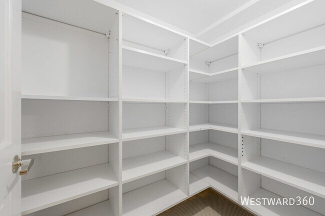 Building Photo - 1017 W Dakin St