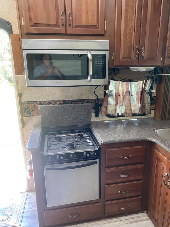 Building Photo - Cozy Retreat in St. Cloud: Your Next Seren...