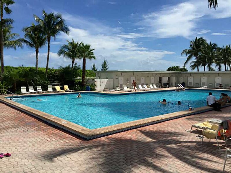 Lg heated pool - 6345 Collins Ave