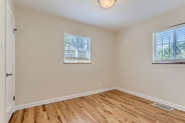 Building Photo - Amazing 4BR, 2BTH in Denver!