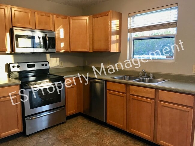 Building Photo - Beautiful 3 Bedroom 2 Bathroom Ranch Style Home in Lawrence!
